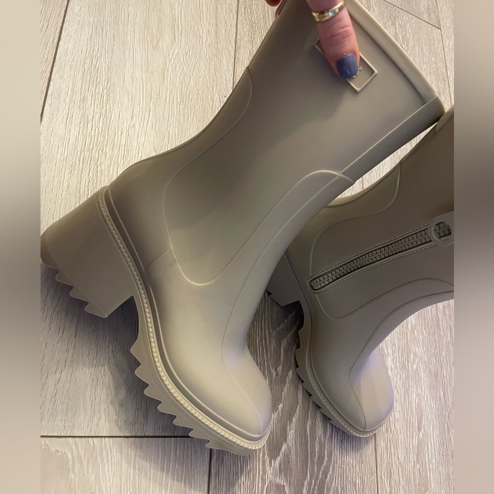 Cream/gray rain boot